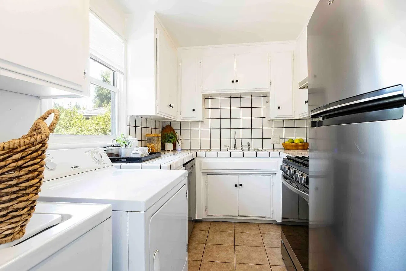 2 bed, 905 sqft, $5,000 — Photo 3