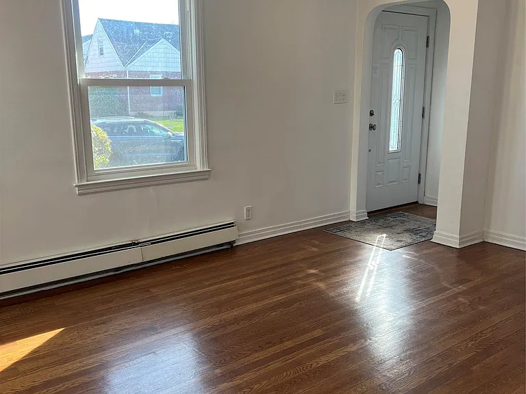 1016 Oaks Dr — Photo 2