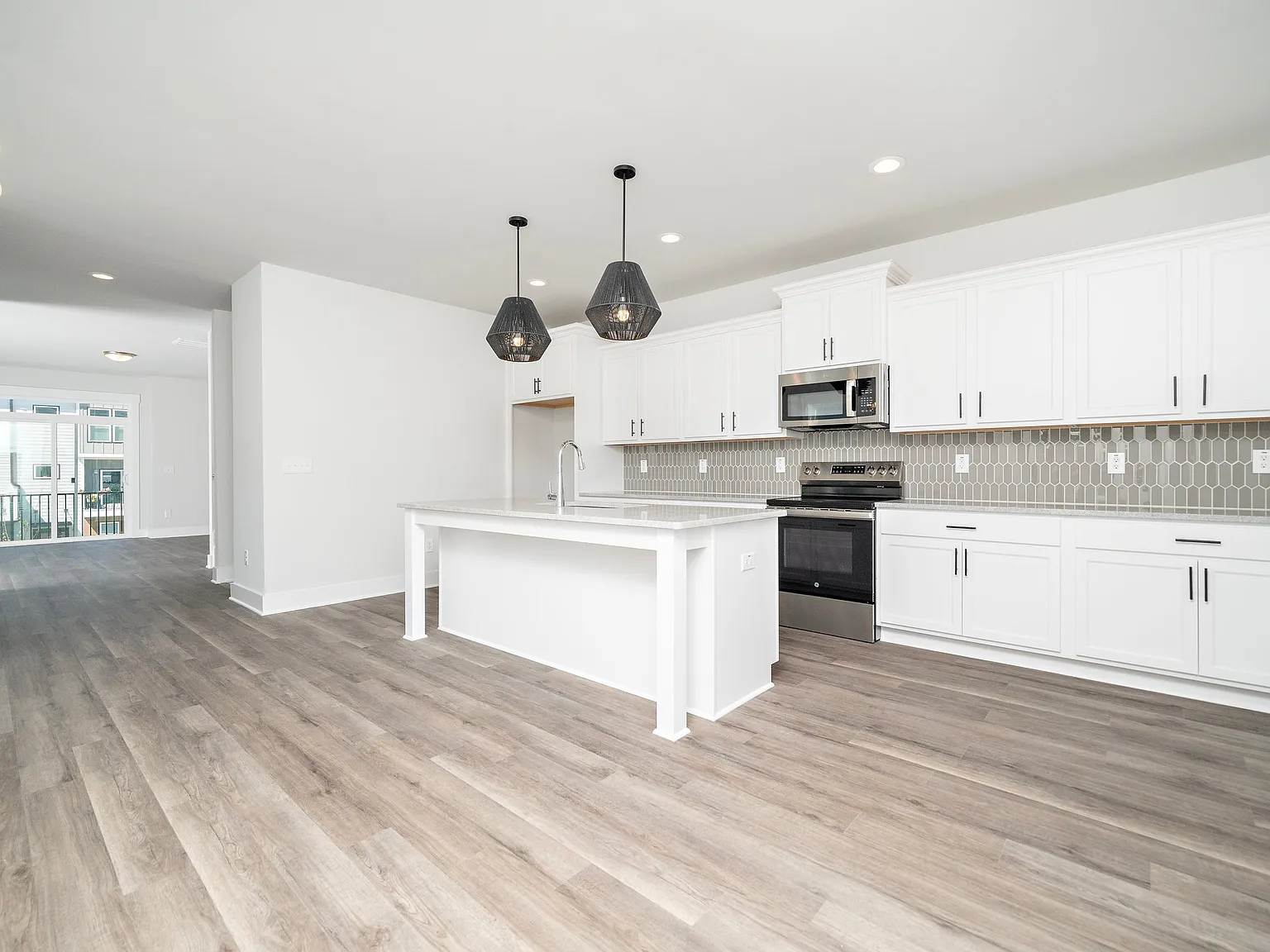 4 bed, 2501 sqft, $2,500 — Photo 3