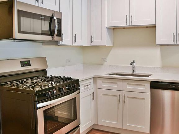 2nd image of 3325 N Sheffield Ave APT 3