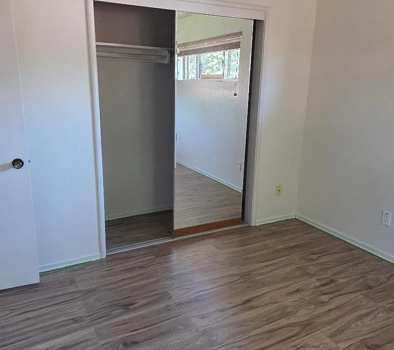 4956 J Pkwy