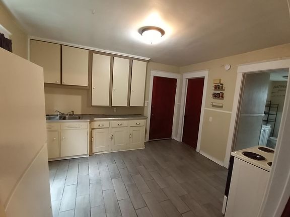 5th image of 420 23rd St Unit 1