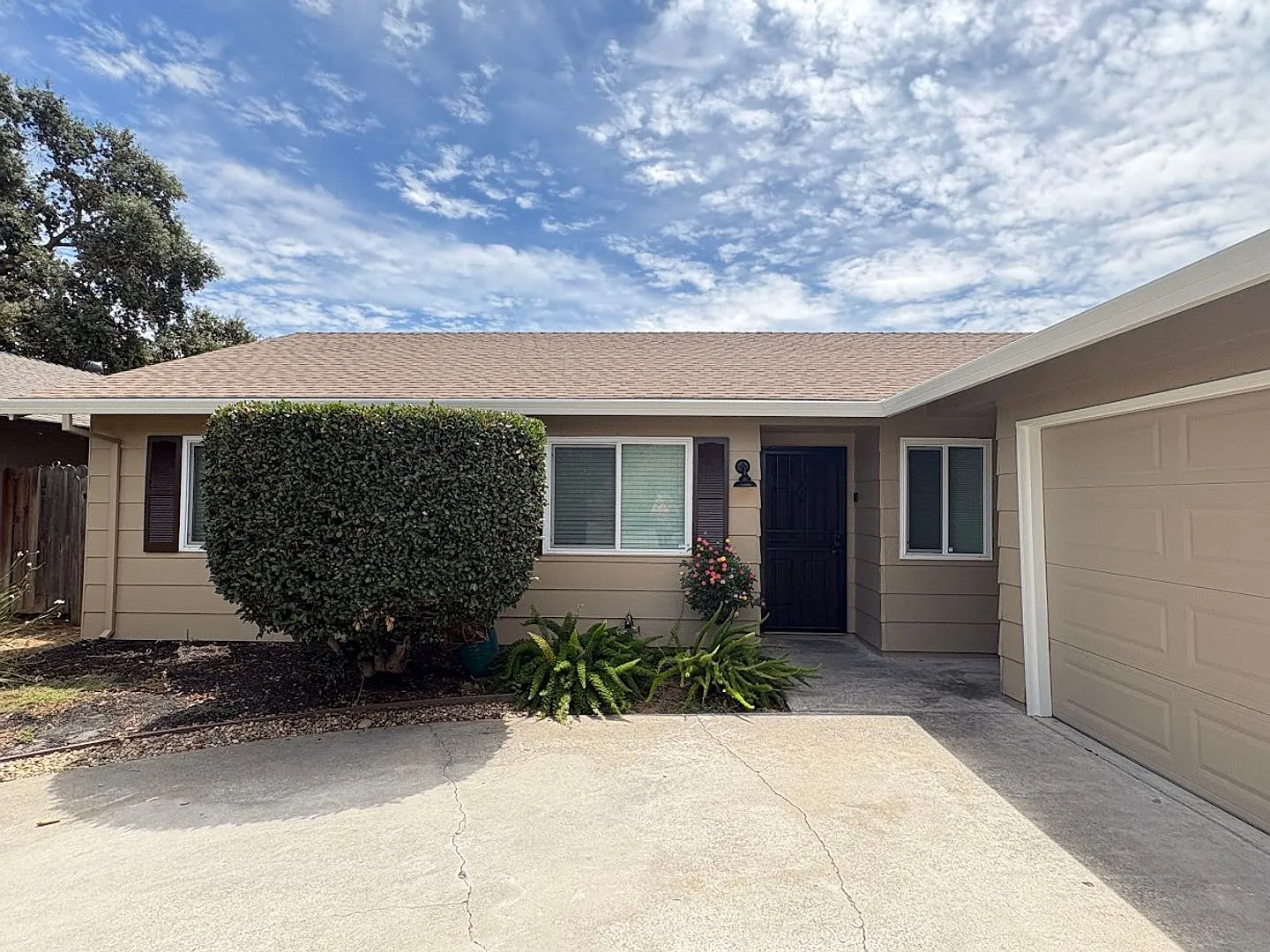 3 Bedroom, 2 Bathroom Galt Home — Photo 2