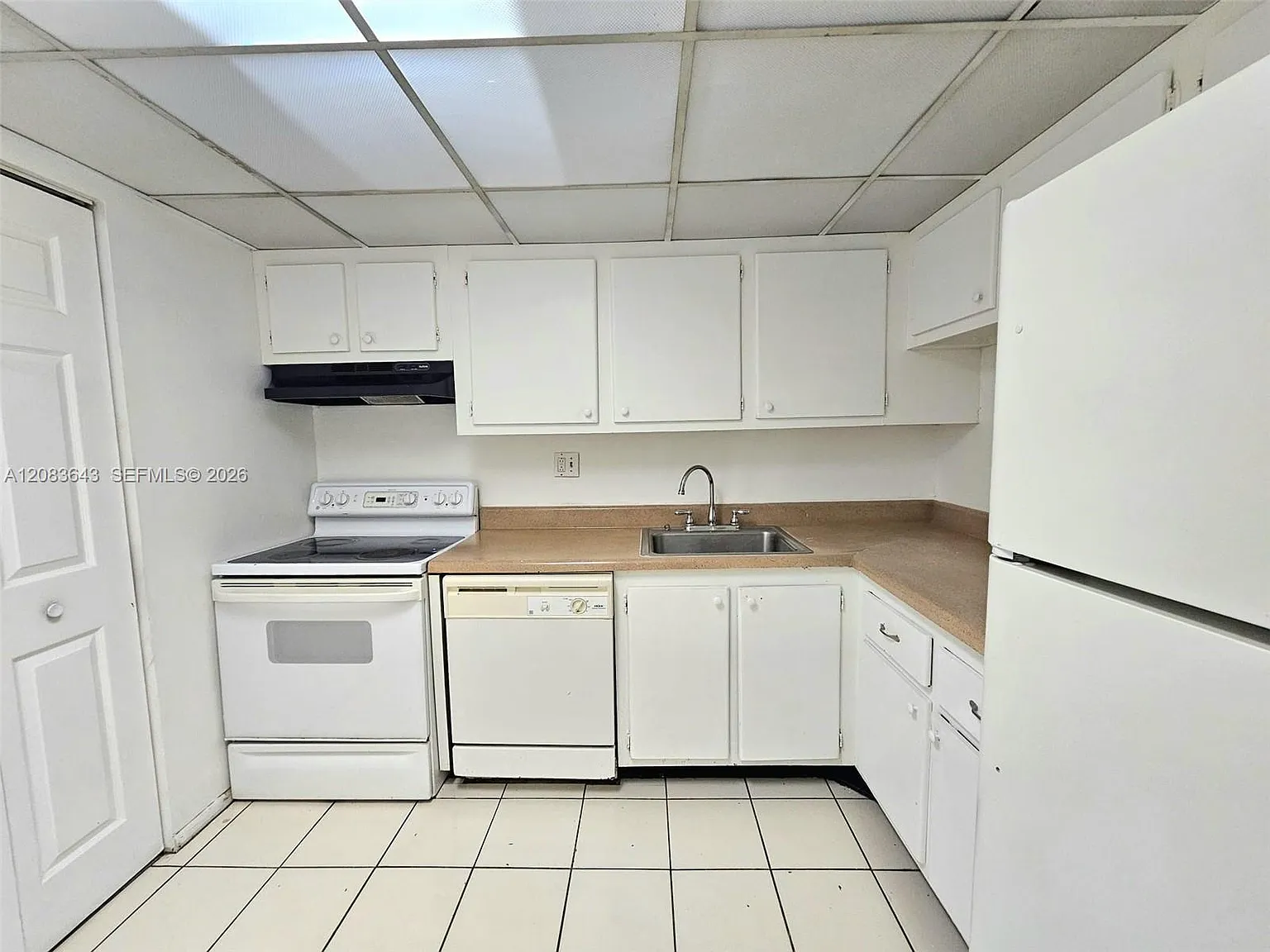 Versailles Gardens Condo — Photo 4