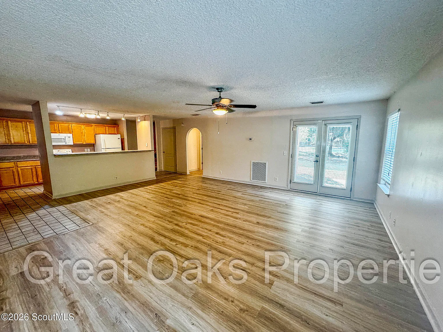 3 bed, 2.5 bath, 2086 sqft, $1,400 — Photo 4