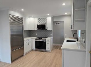 83 School St, Hampton Bays, NY 11946