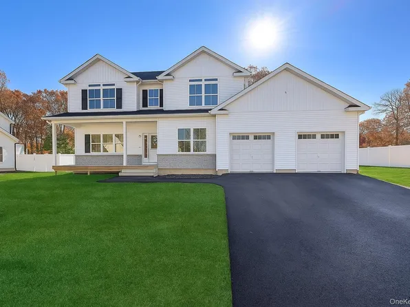 12 Fox Run Court, Ridge, NY 11961