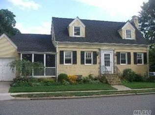 7 Sunrise Dr, Lynbrook, NY 11563