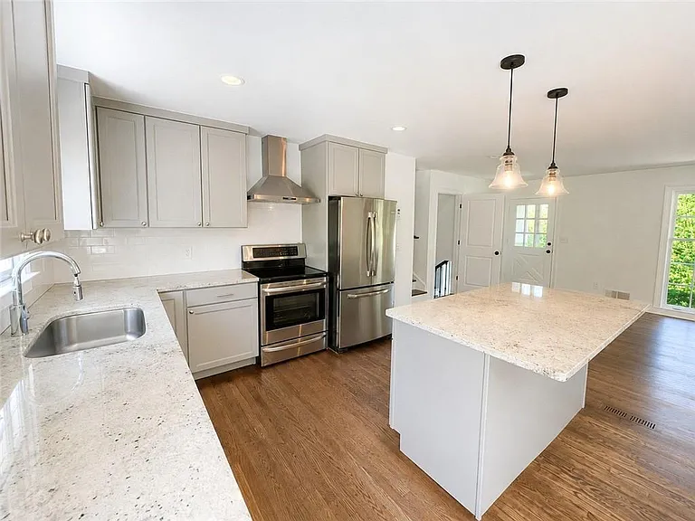 4586 Peachtree Dunwoody Rd — Photo 3