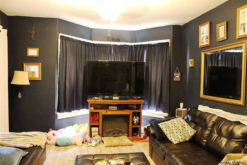 3rd image of 105 MUNRO Court