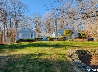 4 Stonewall Ln, Woodbridge, CT 06525