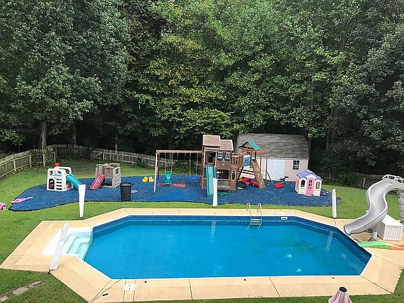 2nd image of 1109 Pin Oak Dr