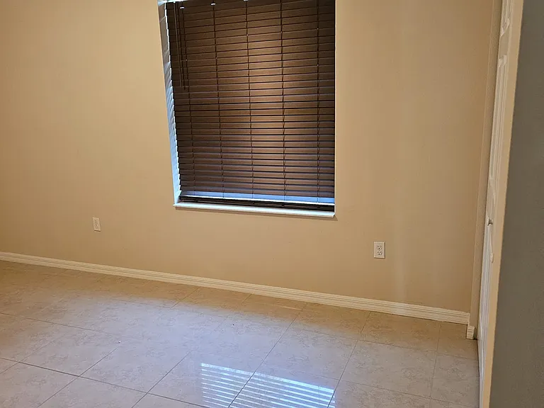 34 Richmond Dr — Photo 2