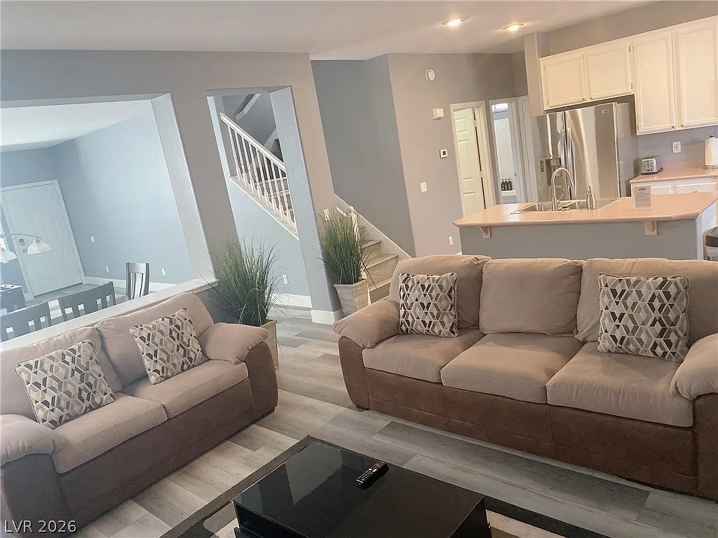 4 bed, 3.0 bath, 2366 sqft, $2,800 — Photo 4