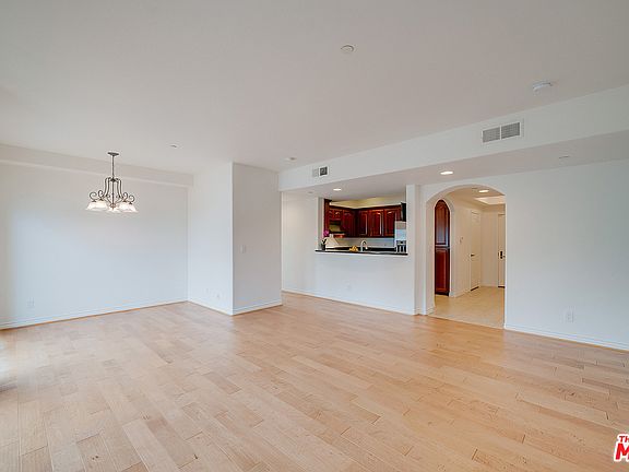 4th image of 12449 Kling St Unit 201