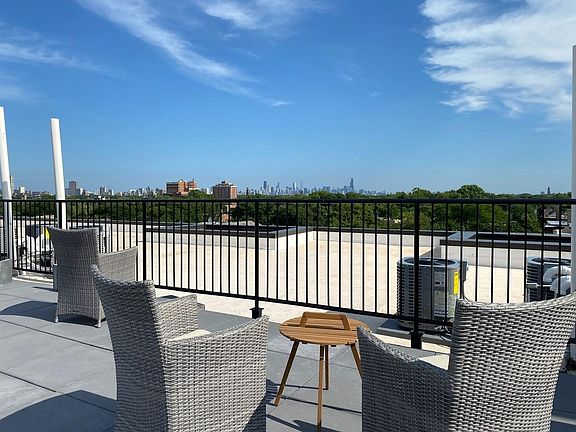 3rd image of 4809 N Leavitt St #412