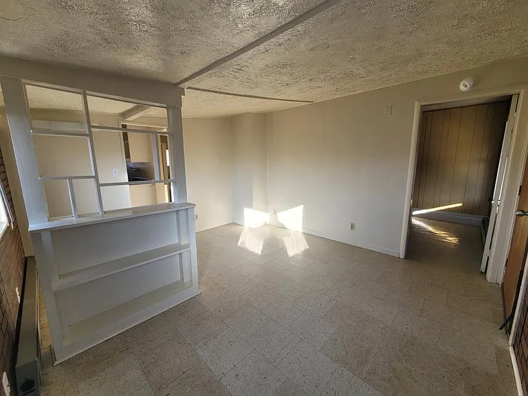 2415 Baker St — Photo 5
