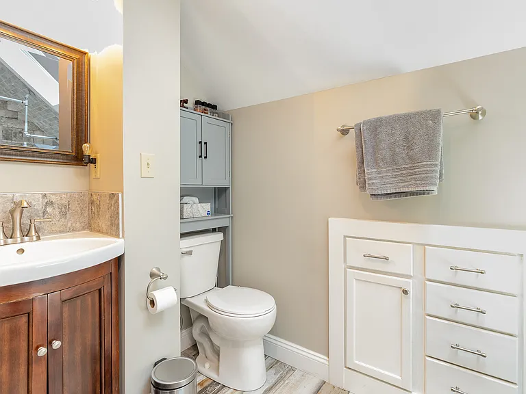 2nd floor bath pic #2