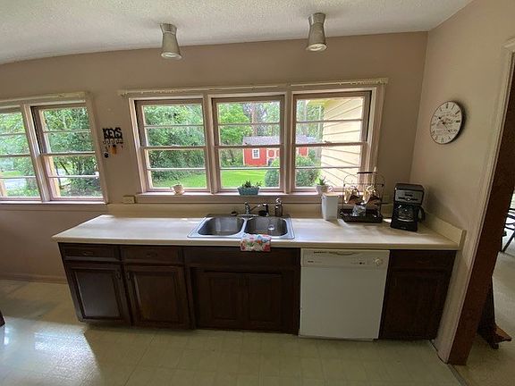 5th image of 601 W Cranford Ave