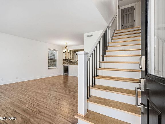 4th image of 915 Claybrook Ct