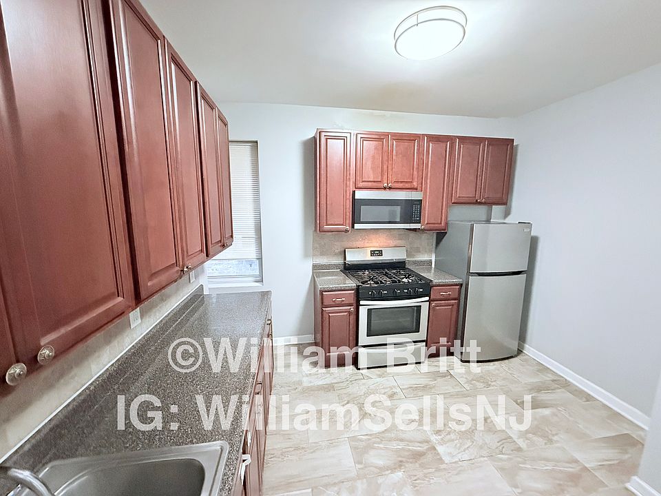 1st image of 146-150 Manhattan Ave #16