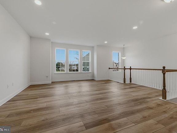 5th image of 257 Grove View Dr