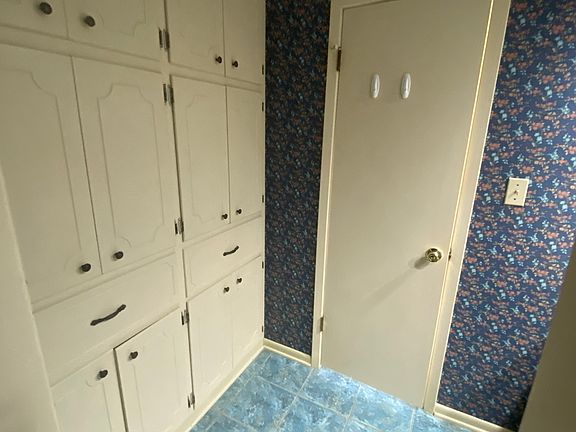 3rd image of 1105 Brookhollow Dr