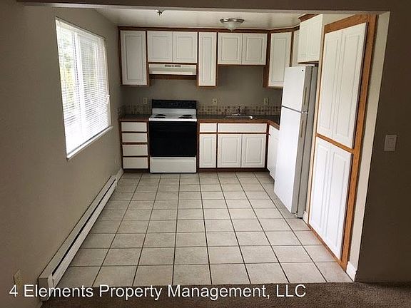 5th image of 2050 NE Barberry Dr APT 3