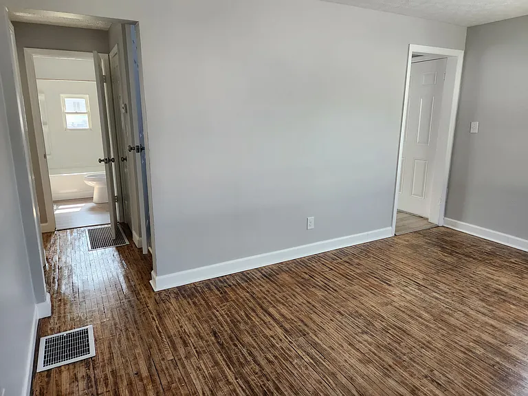 2524 McGuffey Rd — Photo 4