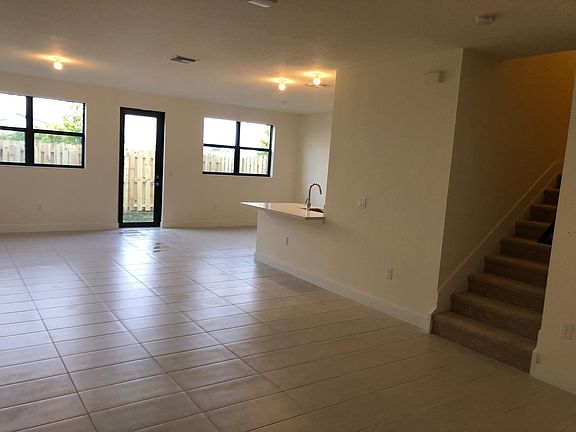 3rd image of 10475 NW 81st Ter