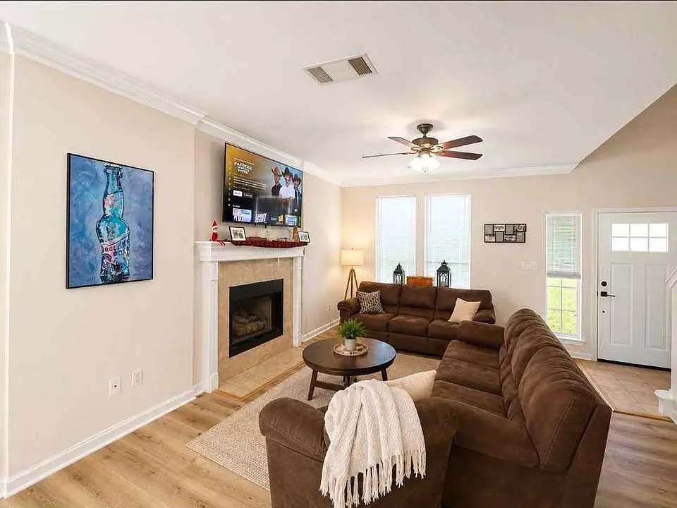3 bed, 2.5 bath, 1740 sqft, $2,200 — Photo 2