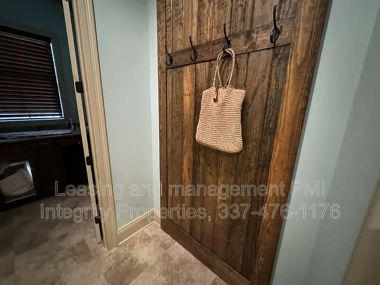 330 Dunvegan Ct — Photo 21