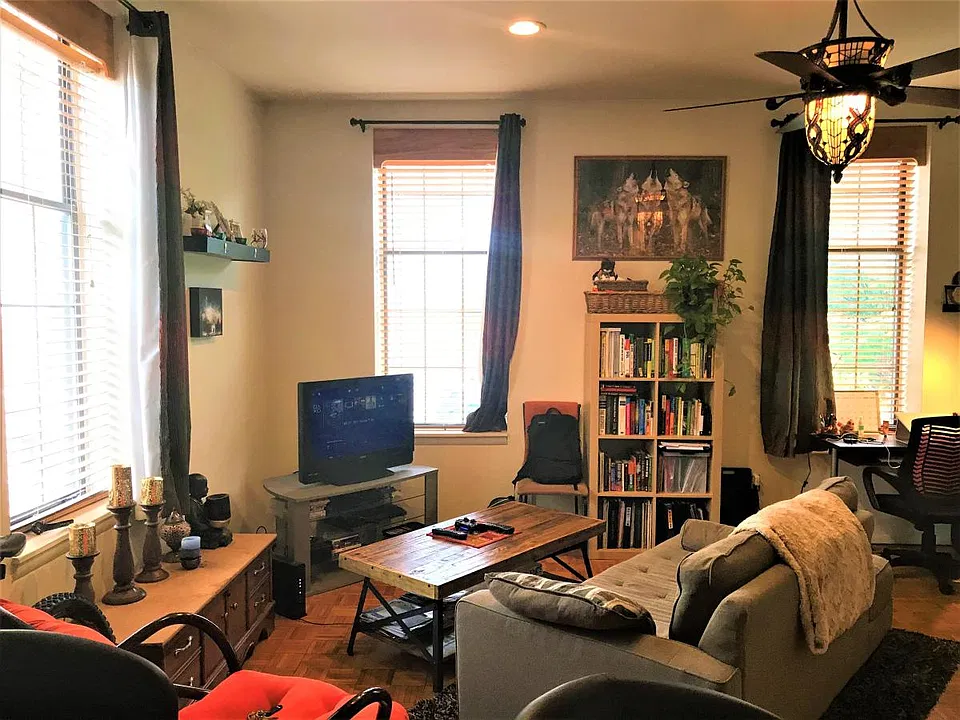 Photo from previous tenant to show versatility in decorating.