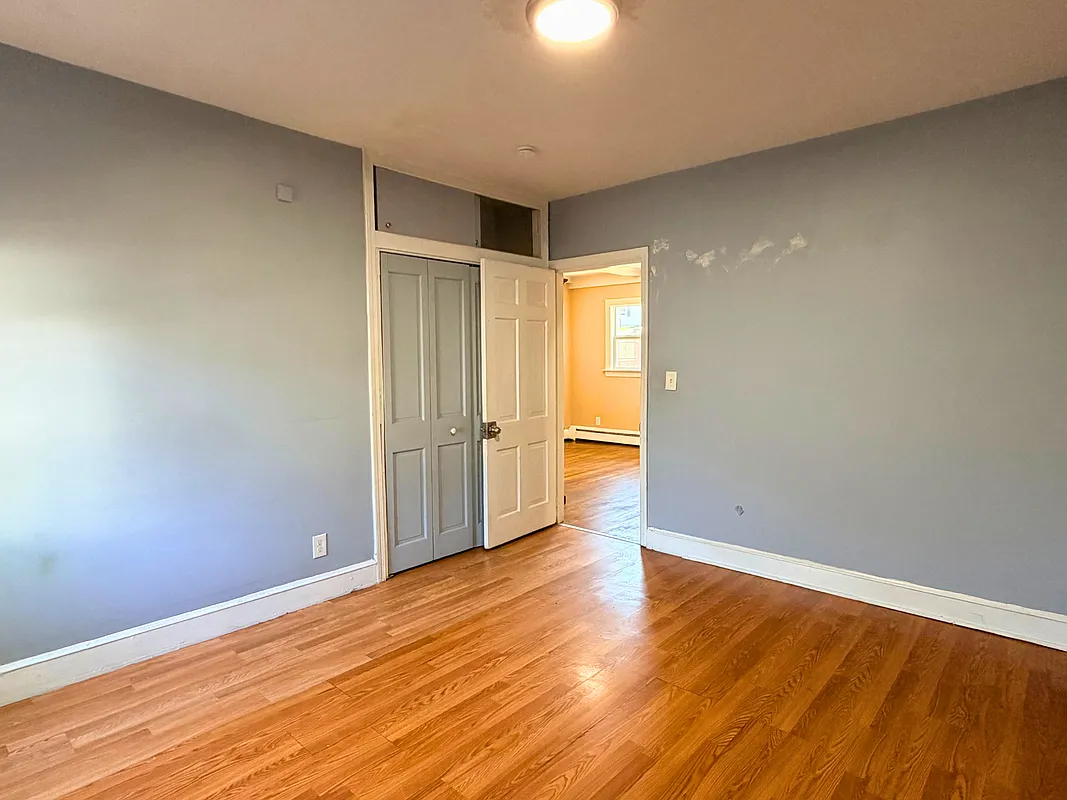 3 bed, 1.0 bath, 1150 sqft, $2,400 — Photo 2