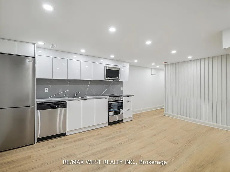 202 Perth Ave #LOWER — Photo 2