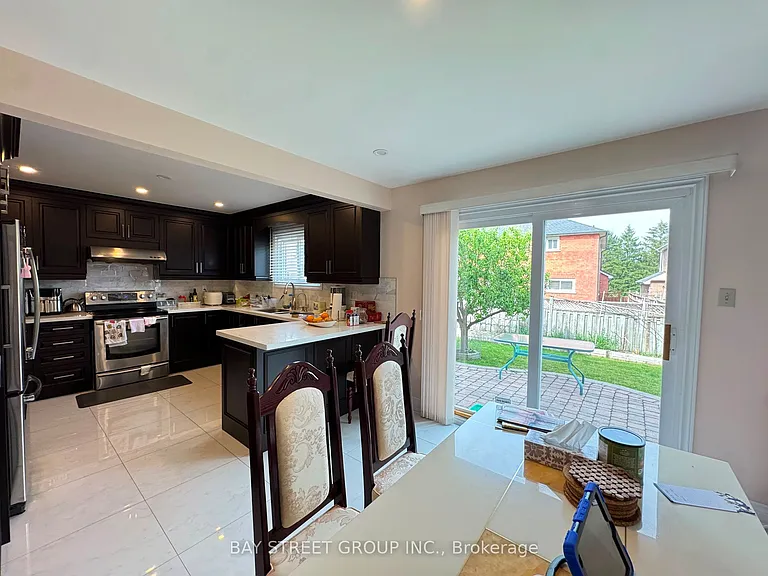 33 Northolt Cres — Photo 10