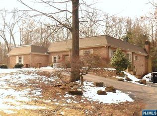 809 Pond Brook Rd, Franklin Lakes, NJ 07417