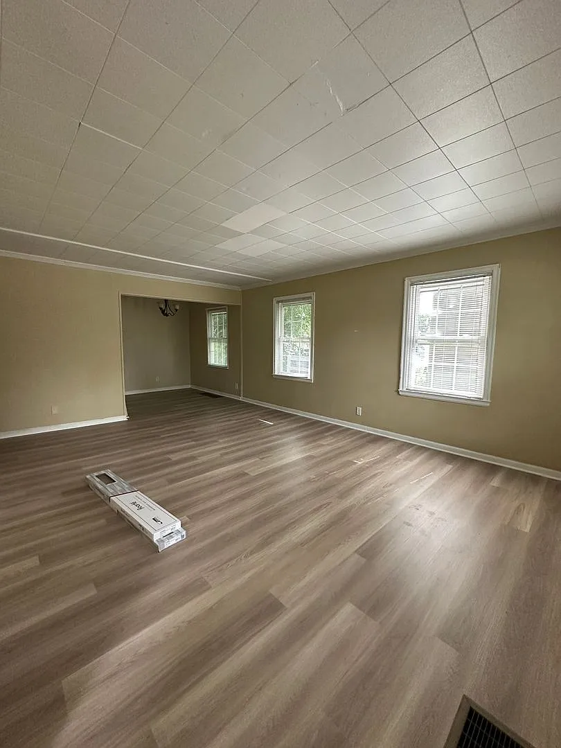The Off-Campus Sweet Spot: 4 Beds, 2 Baths - Available August 1st! — Photo 2
