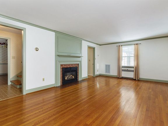3rd image of 909 Gracelyn Ct