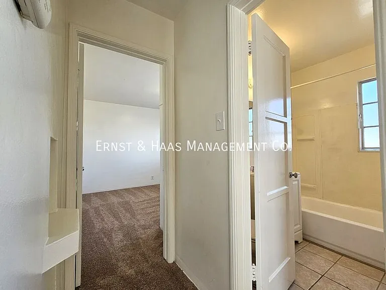1027 E 7th St #10 — Photo 6