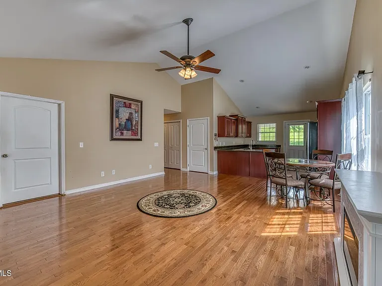 250 Bradford Ln — Photo 8