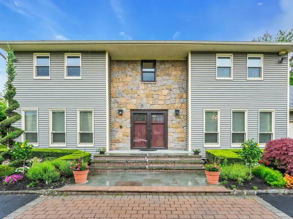 8 Victor Lane, Woodbury, NY 11797