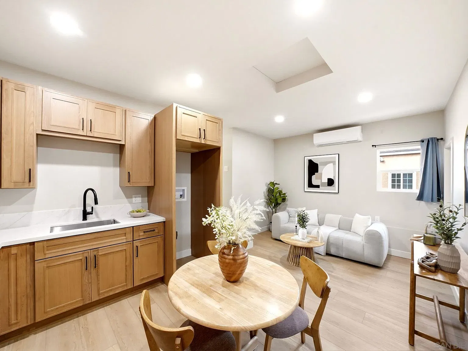 2 bed, 1.0 bath, 900 sqft, $2,950 — Photo 2