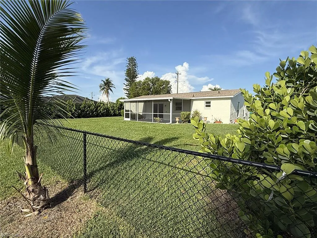 3 bed, 2.0 bath, 1192 sqft, $2,300 — Photo 2