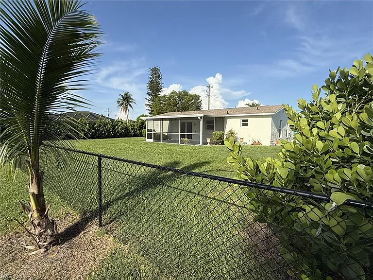 525 SE 11th Ct — Photo 2