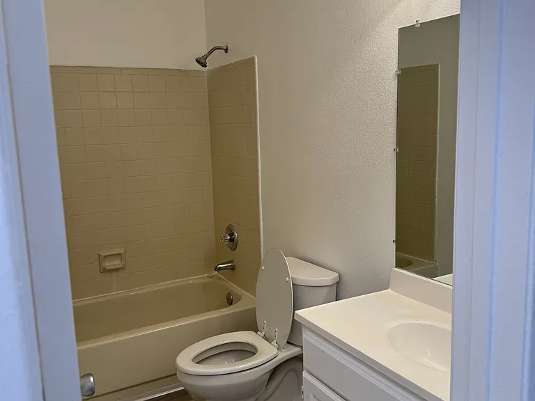 Oasis Apartments — Photo 13