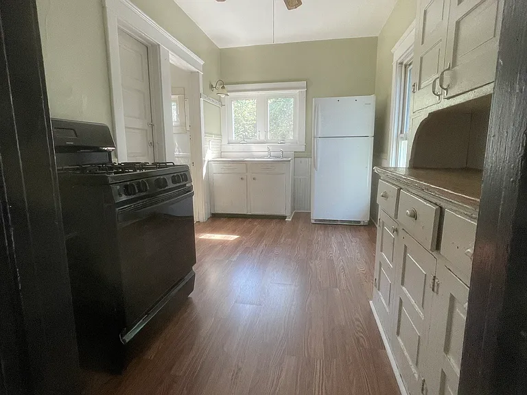 620 Hess Ave — Photo 6