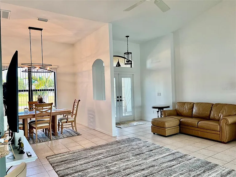 426 NW 37th Pl — Photo 16