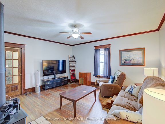 3rd image of 17 Arthur St E