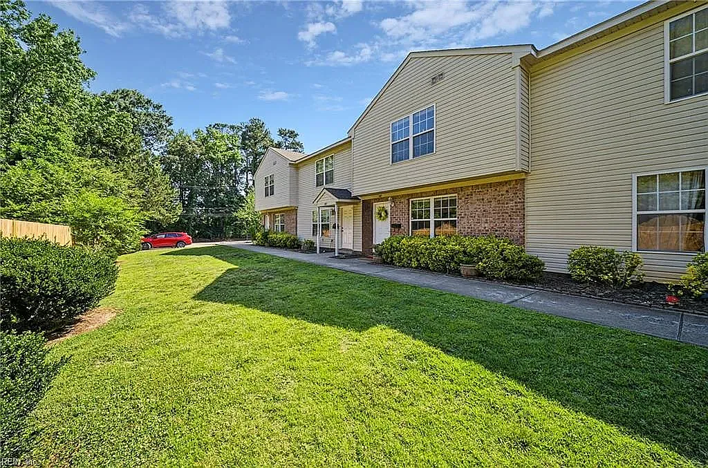 3 bed, 2.5 bath, 1200 sqft, $2,300 — Photo 2